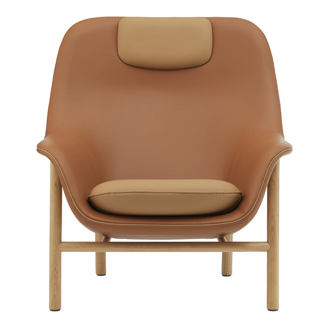 Fauteuil de salon contemporain à dossier haut et tapissé, avec silhouette organique drapée et pieds en chêne pour le salon