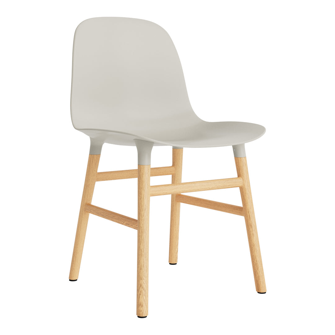 Chaise de salle à manger contemporaine en plastique moulé et chêne avec système d'assemblage intégré.