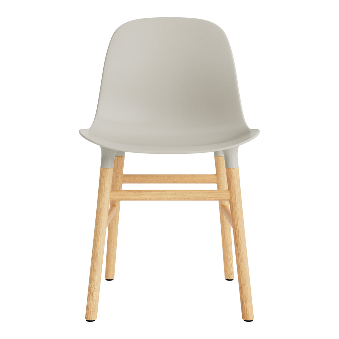 Chaise de salle à manger contemporaine en plastique moulé et chêne avec système d'assemblage intégré.