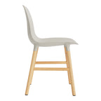 Chaise de salle à manger contemporaine en plastique moulé et chêne avec système d'assemblage intégré.