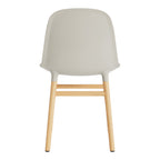 Chaise de salle à manger contemporaine en plastique moulé et chêne avec système d'assemblage intégré.