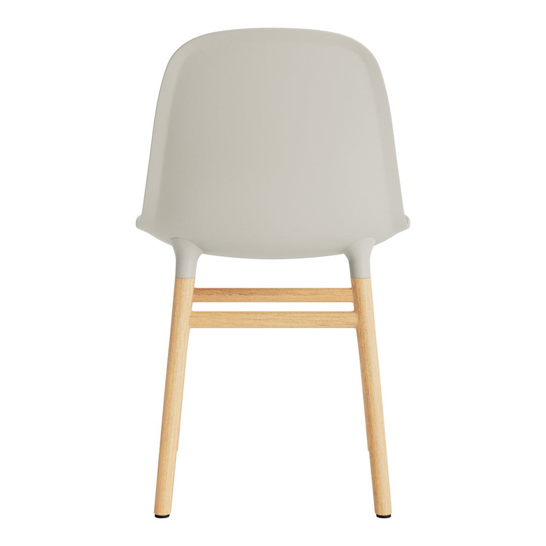 Chaise de salle à manger contemporaine en plastique moulé et chêne avec système d'assemblage intégré.