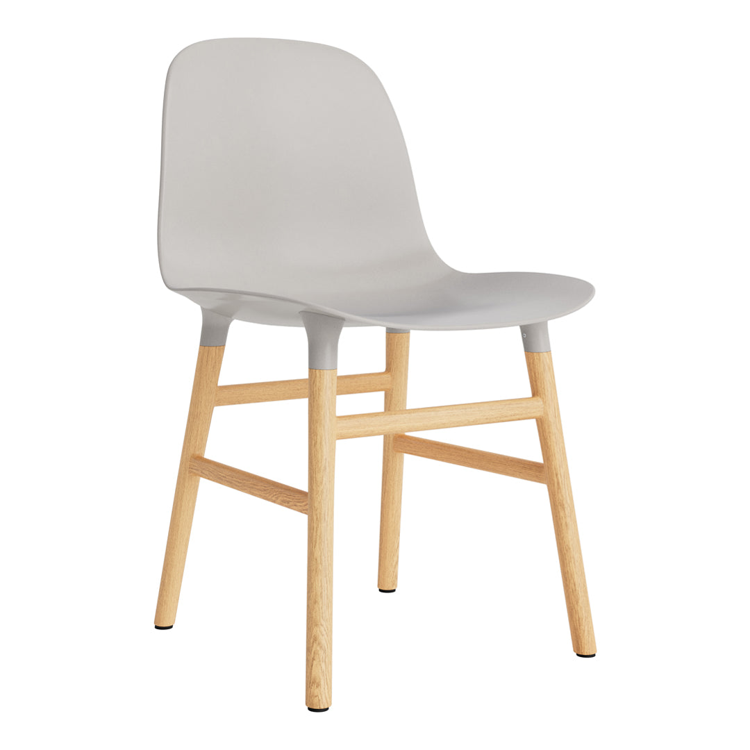 Chaise de salle à manger contemporaine en plastique moulé et chêne avec système d'assemblage intégré.