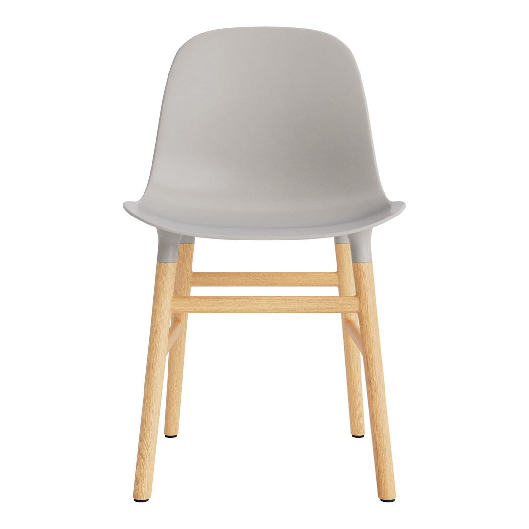 Chaise de salle à manger contemporaine en plastique moulé et chêne avec système d'assemblage intégré.