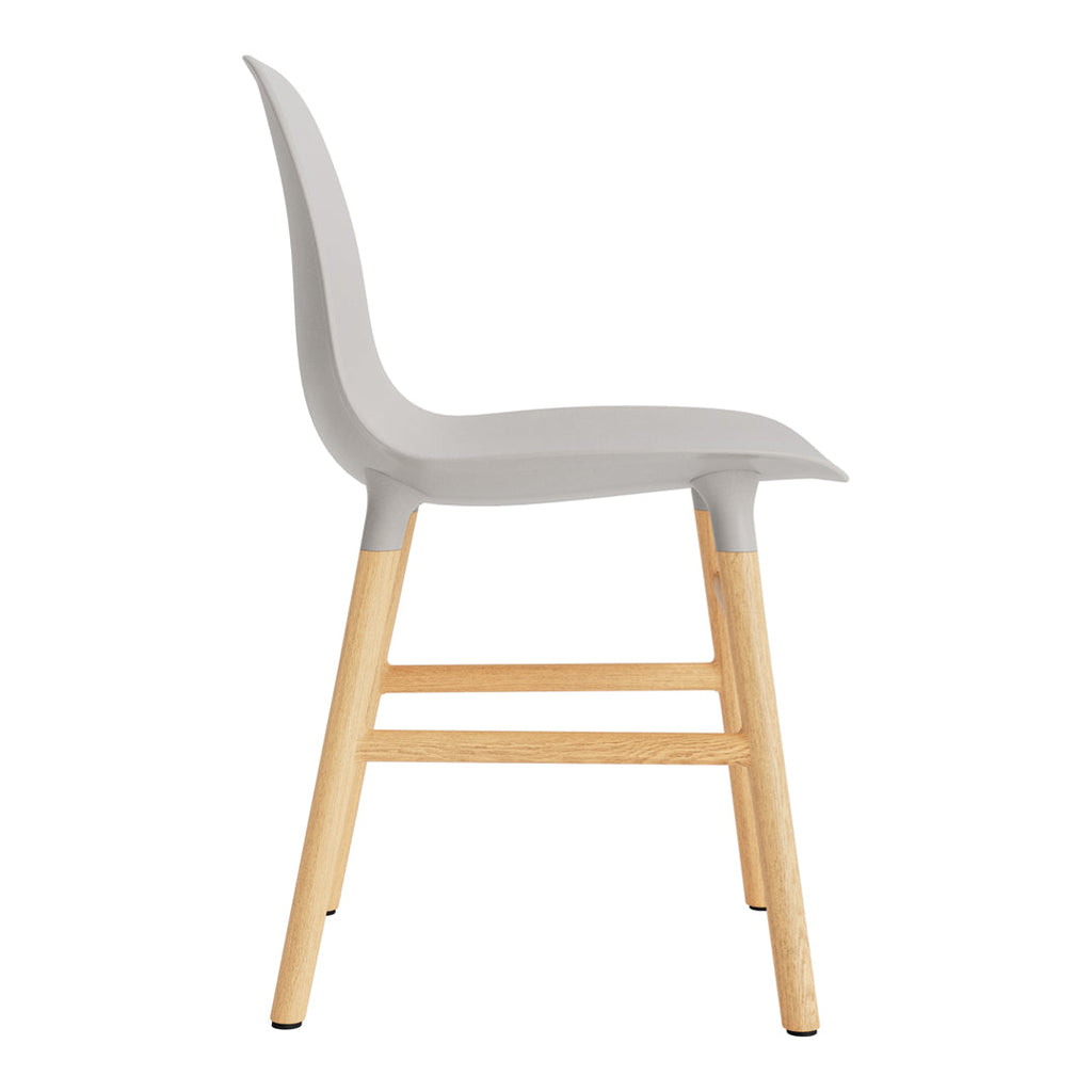 Chaise de salle à manger contemporaine en plastique moulé et chêne avec système d'assemblage intégré.