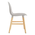 Chaise de salle à manger contemporaine en plastique moulé et chêne avec système d'assemblage intégré.