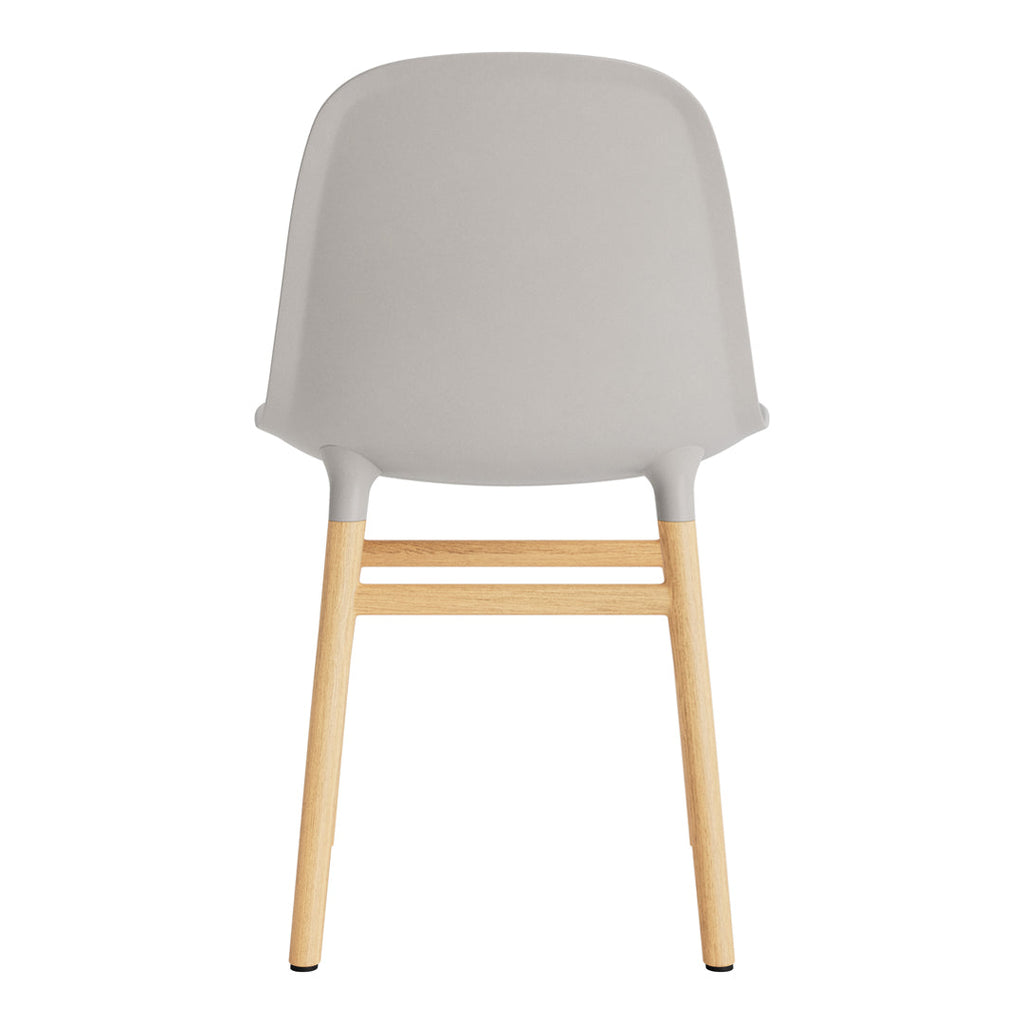 Chaise de salle à manger contemporaine en plastique moulé et chêne avec système d'assemblage intégré.