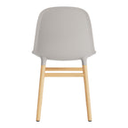 Chaise de salle à manger contemporaine en plastique moulé et chêne avec système d'assemblage intégré.