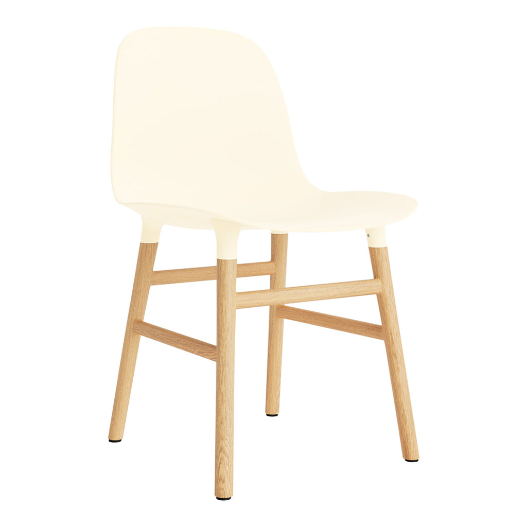 Chaise de salle à manger contemporaine en plastique moulé et chêne avec système d'assemblage intégré.