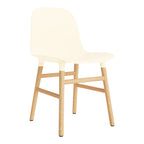 Chaise de salle à manger contemporaine en plastique moulé et chêne avec système d'assemblage intégré.