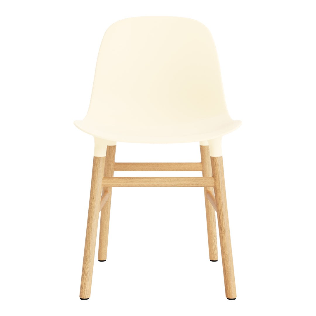 Chaise de salle à manger contemporaine en plastique moulé et chêne avec système d'assemblage intégré.