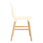 Chaise de salle à manger contemporaine en plastique moulé et chêne avec système d'assemblage intégré.