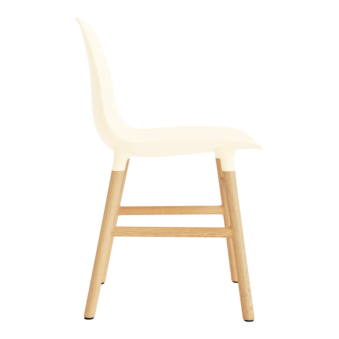 Chaise de salle à manger contemporaine en plastique moulé et chêne avec système d'assemblage intégré.