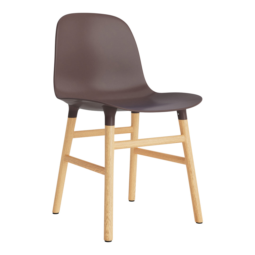 Chaise de salle à manger contemporaine en plastique moulé et chêne avec système d'assemblage intégré.