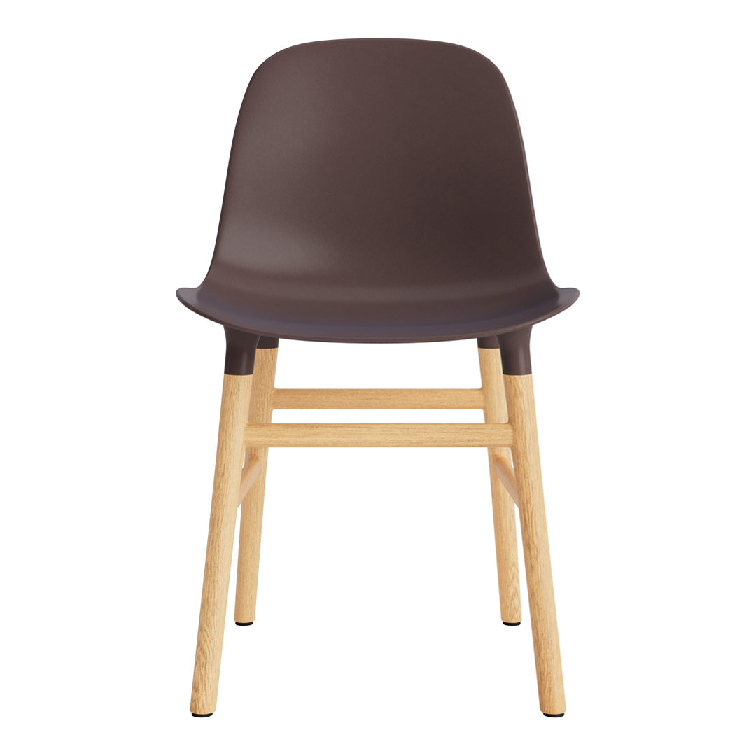 Chaise de salle à manger contemporaine en plastique moulé et chêne avec système d'assemblage intégré.