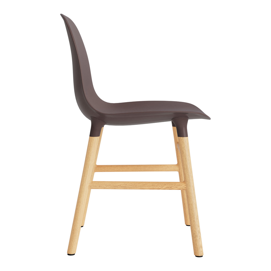 Chaise de salle à manger contemporaine en plastique moulé et chêne avec système d'assemblage intégré.
