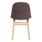 Chaise de salle à manger contemporaine en plastique moulé et chêne avec système d'assemblage intégré.