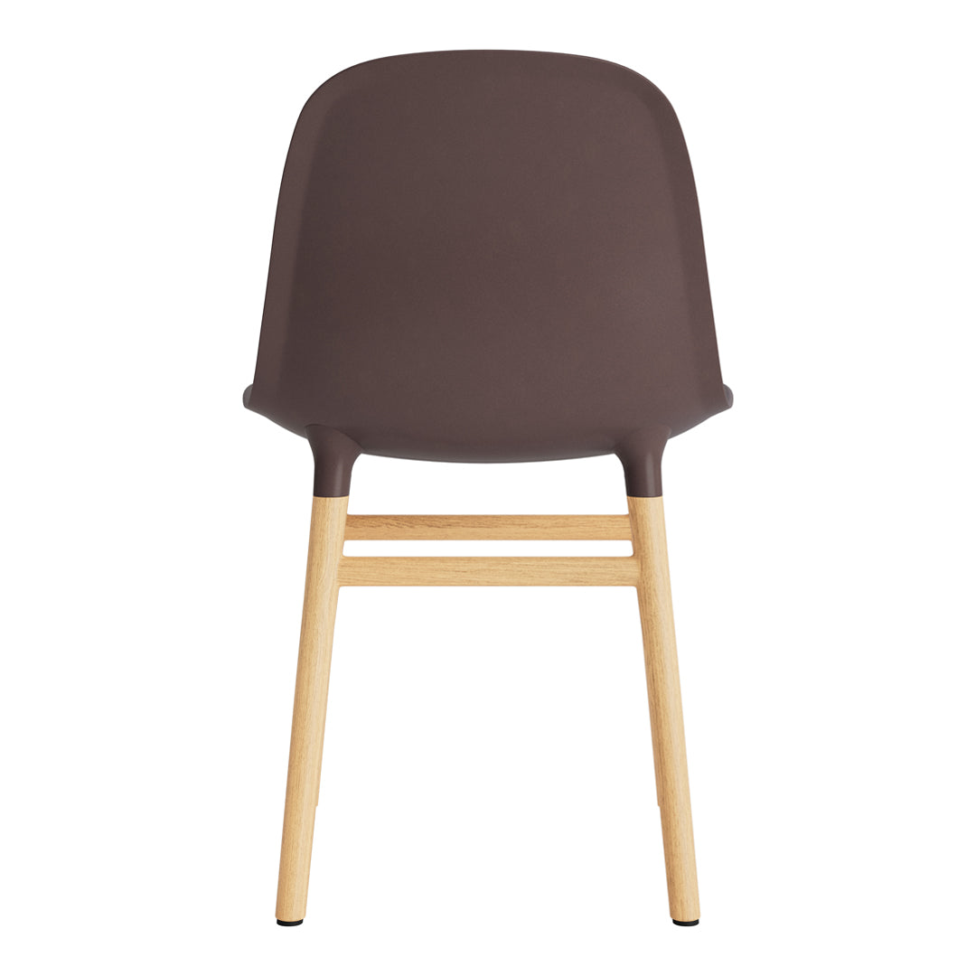 Chaise de salle à manger contemporaine en plastique moulé et chêne avec système d'assemblage intégré.