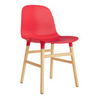 Chaise de salle à manger contemporaine en plastique moulé et chêne avec système d'assemblage intégré.