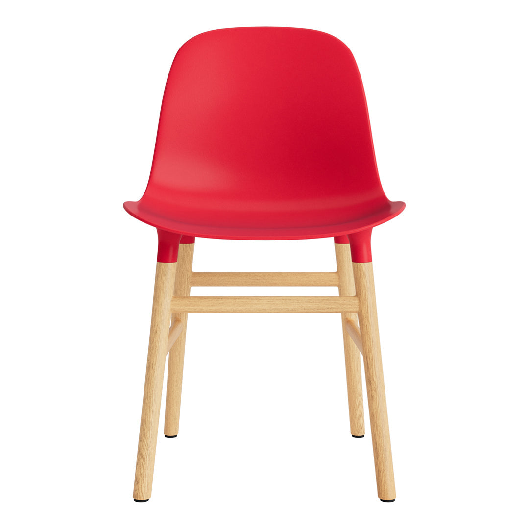 Chaise de salle à manger contemporaine en plastique moulé et chêne avec système d'assemblage intégré.