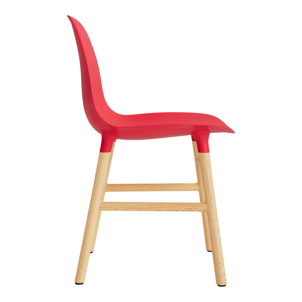 Chaise de salle à manger contemporaine en plastique moulé et chêne avec système d'assemblage intégré.