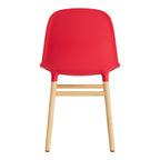 Chaise de salle à manger contemporaine en plastique moulé et chêne avec système d'assemblage intégré.