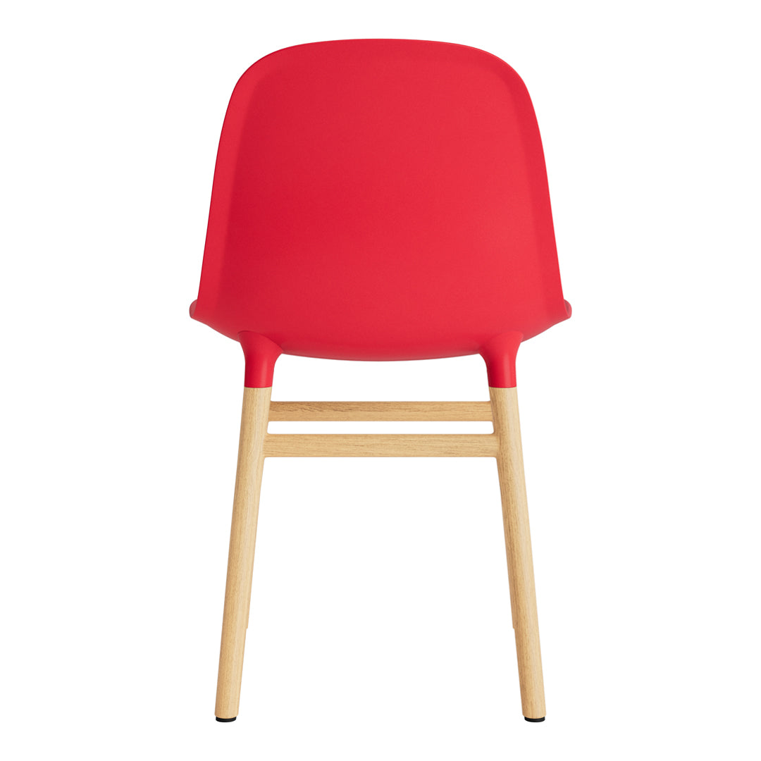 Chaise de salle à manger contemporaine en plastique moulé et chêne avec système d'assemblage intégré.