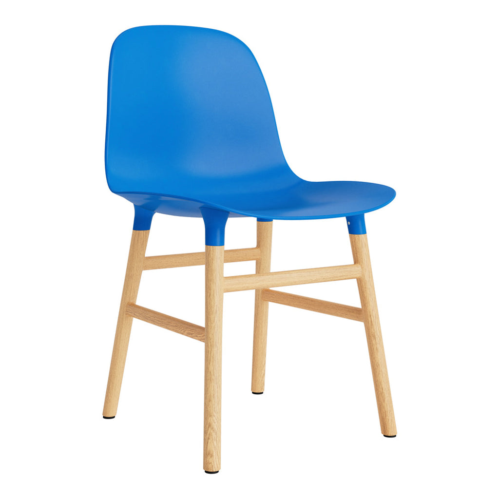 Chaise de salle à manger contemporaine en plastique moulé et chêne avec système d'assemblage intégré.