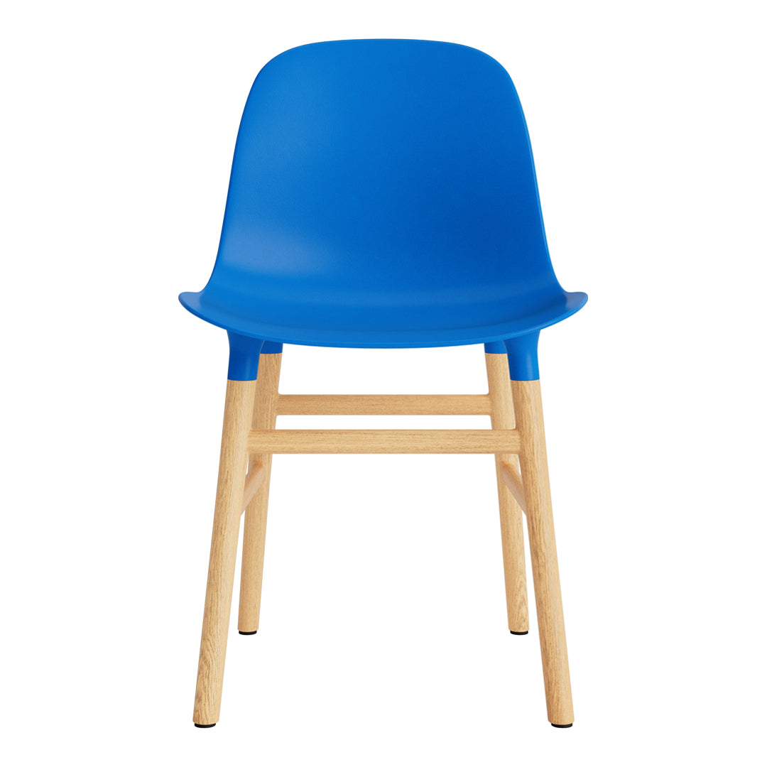 Chaise de salle à manger contemporaine en plastique moulé et chêne avec système d'assemblage intégré.