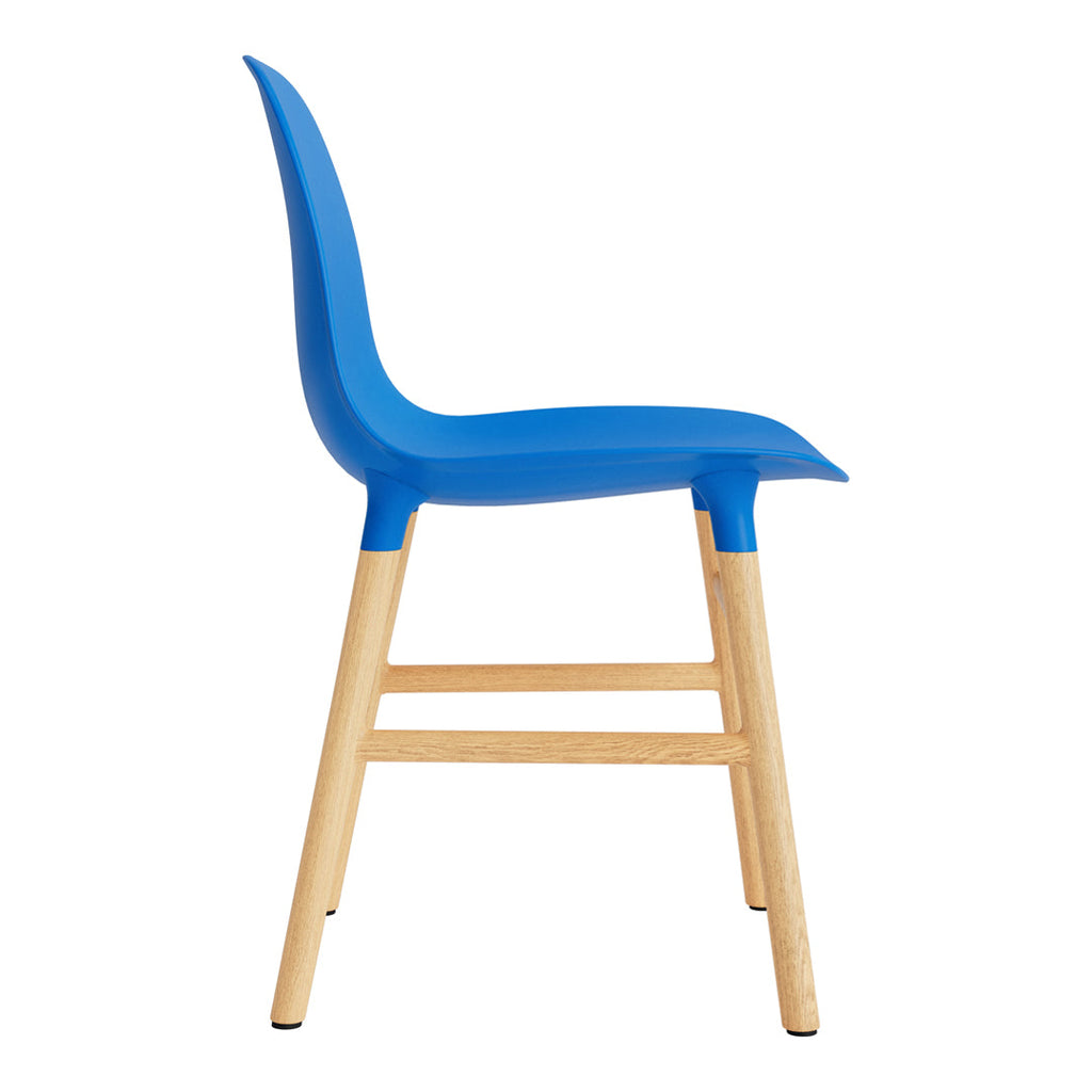 Chaise de salle à manger contemporaine en plastique moulé et chêne avec système d'assemblage intégré.