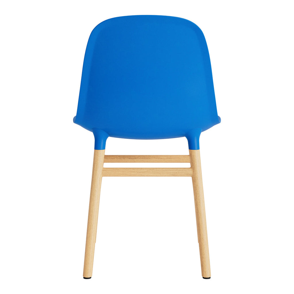 Chaise de salle à manger contemporaine en plastique moulé et chêne avec système d'assemblage intégré.