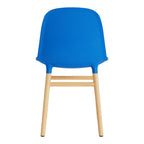 Chaise de salle à manger contemporaine en plastique moulé et chêne avec système d'assemblage intégré.