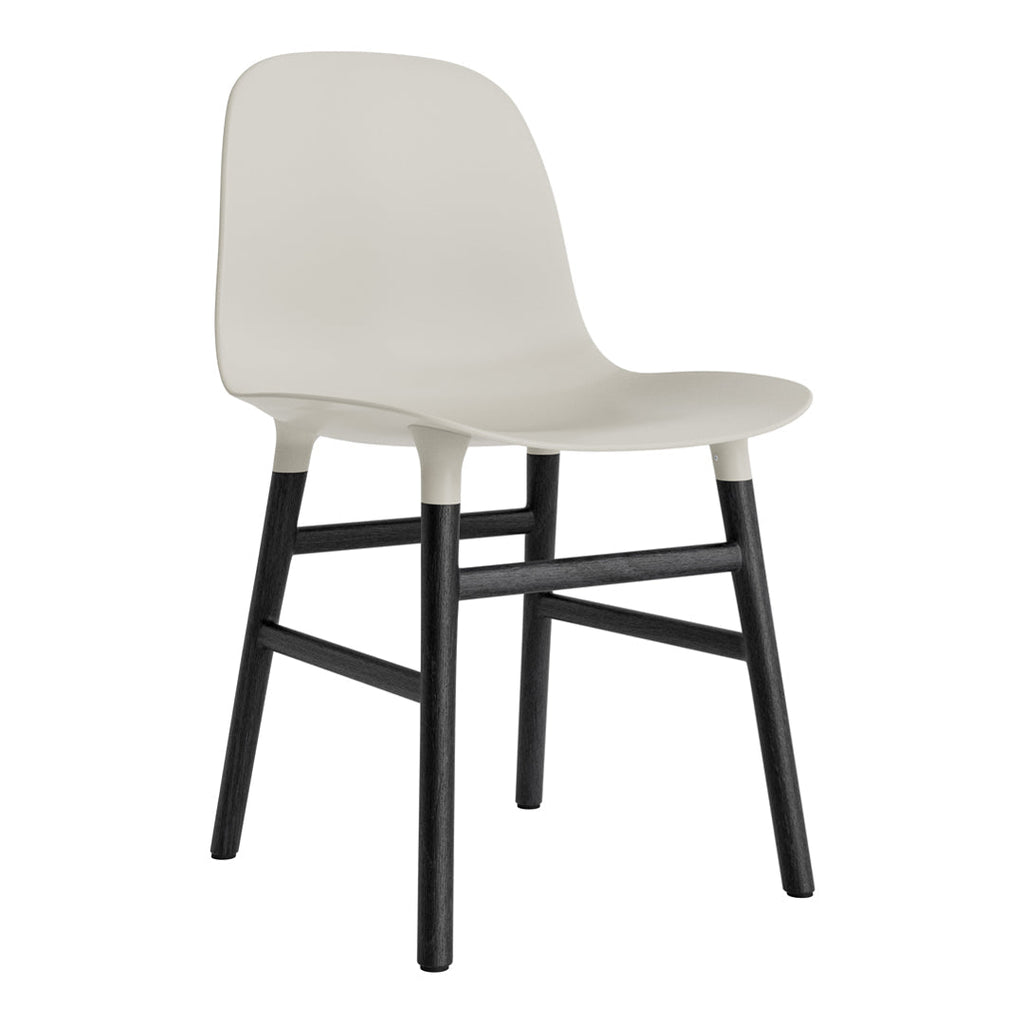 Chaise de salle à manger contemporaine en plastique moulé et chêne avec système d'assemblage intégré.