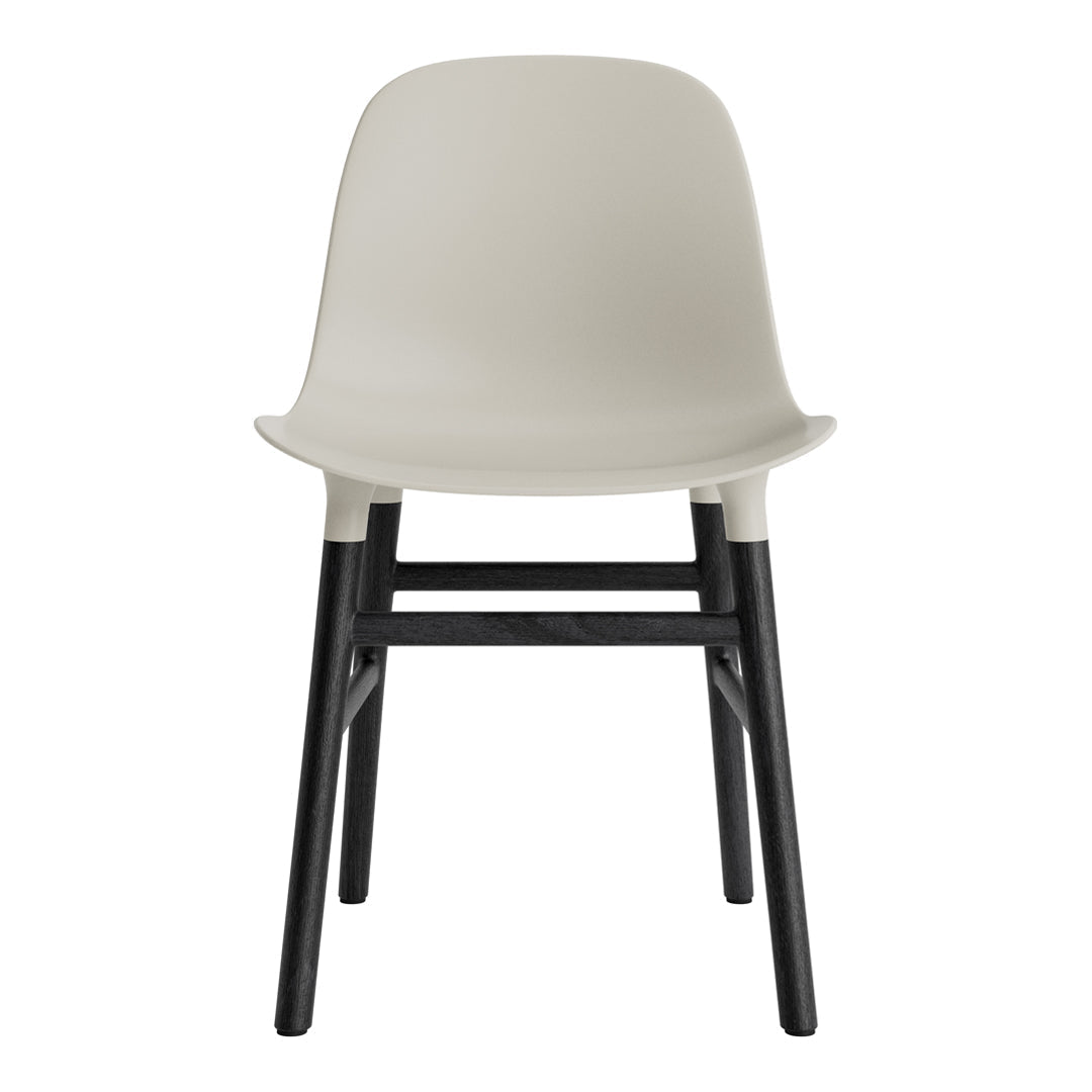 Chaise de salle à manger contemporaine en plastique moulé et chêne avec système d'assemblage intégré.