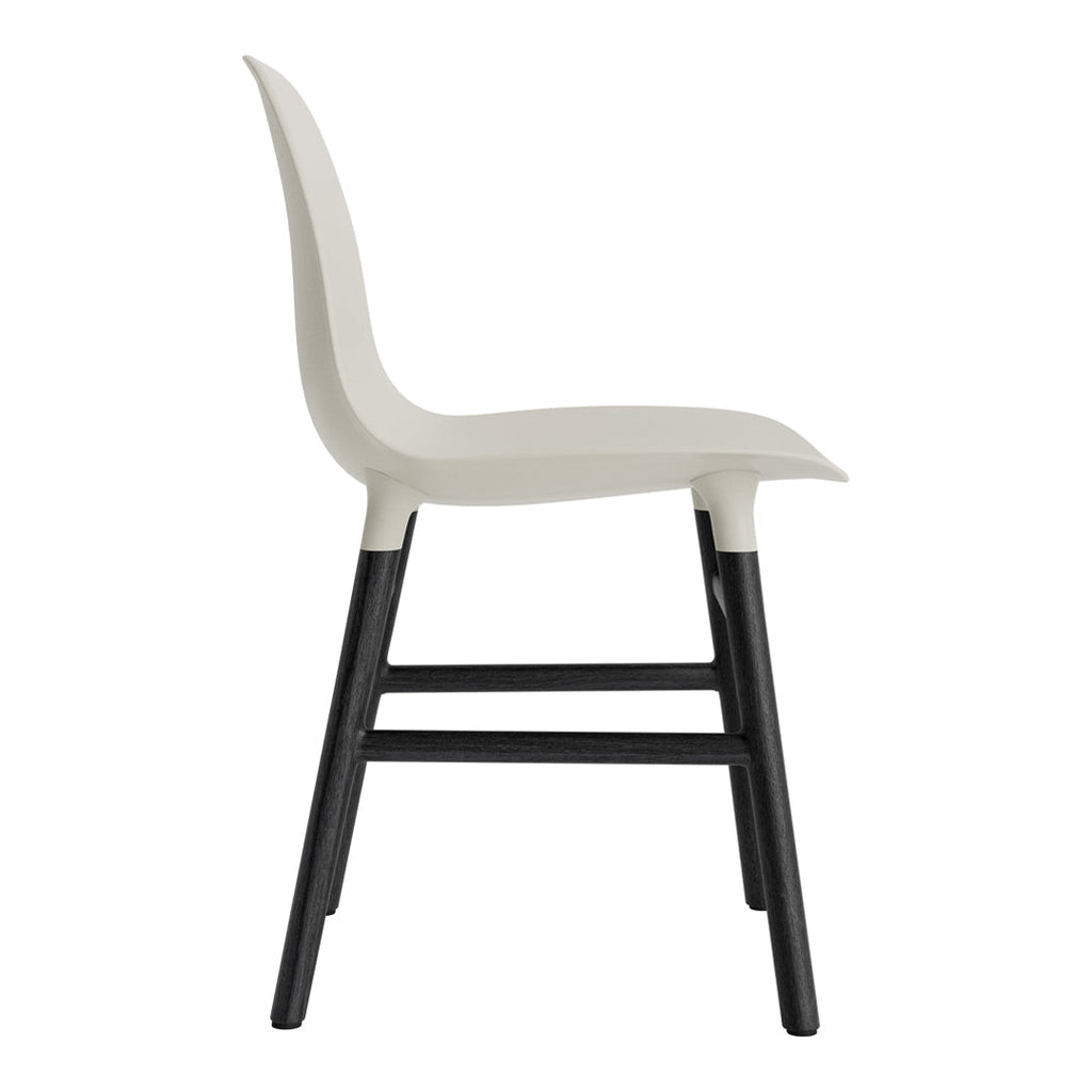 Chaise de salle à manger contemporaine en plastique moulé et chêne avec système d'assemblage intégré.