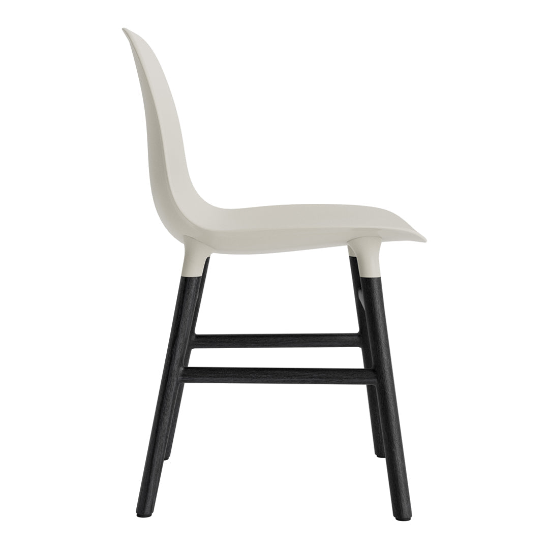 Chaise de salle à manger contemporaine en plastique moulé et chêne avec système d'assemblage intégré.