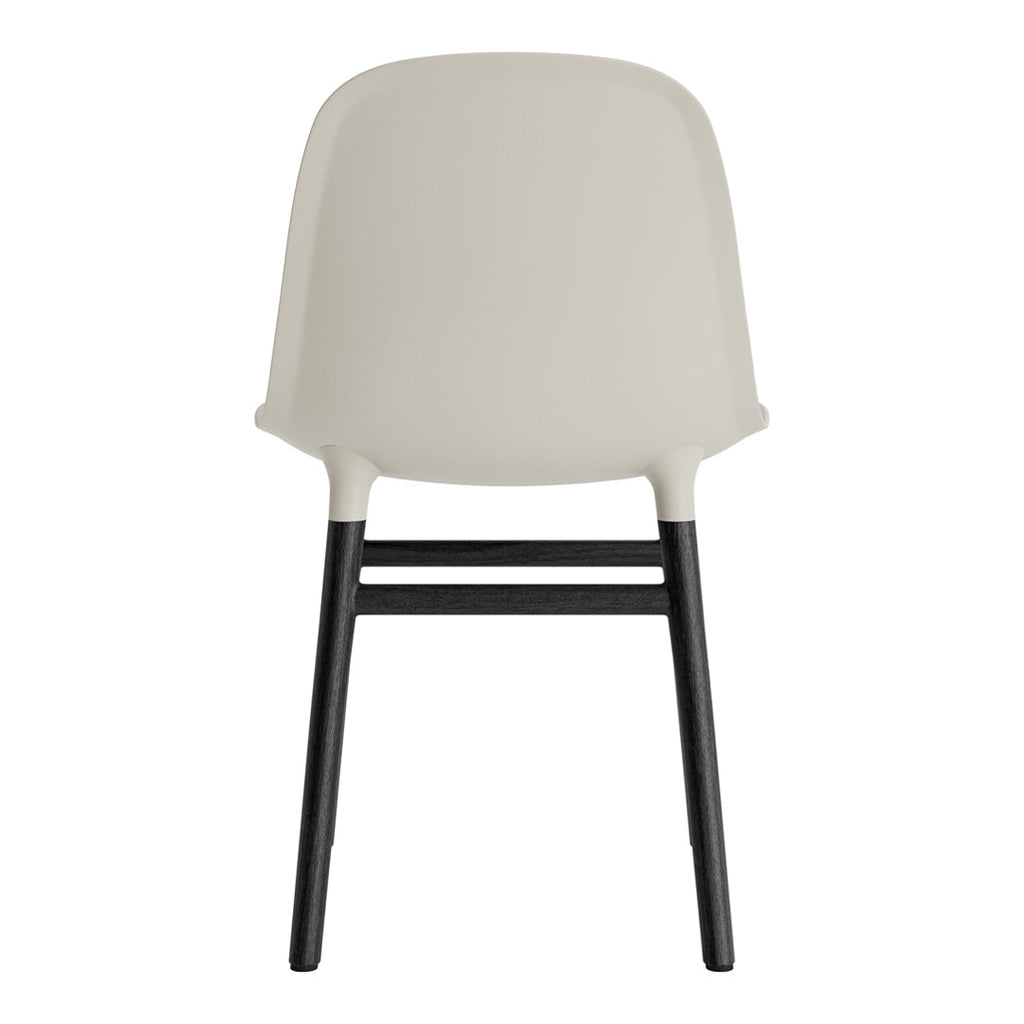 Chaise de salle à manger contemporaine en plastique moulé et chêne avec système d'assemblage intégré.