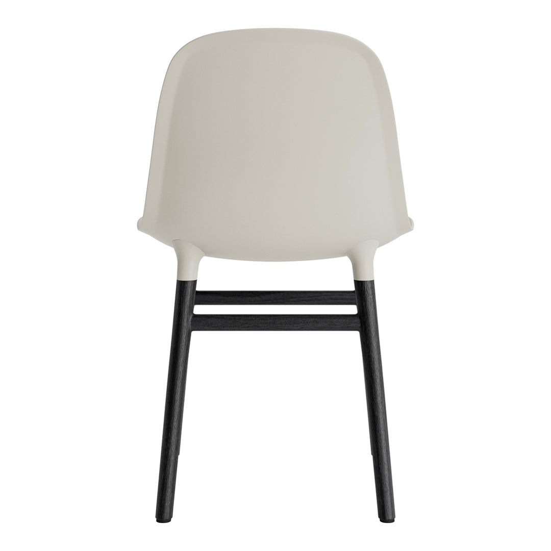Chaise de salle à manger contemporaine en plastique moulé et chêne avec système d'assemblage intégré.