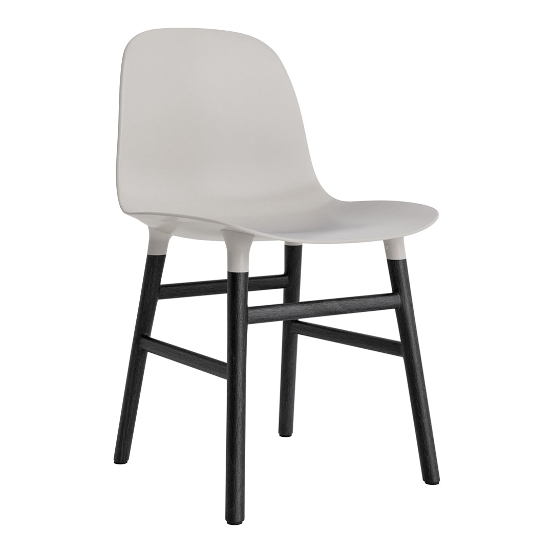 Chaise de salle à manger contemporaine en plastique moulé et chêne avec système d'assemblage intégré.
