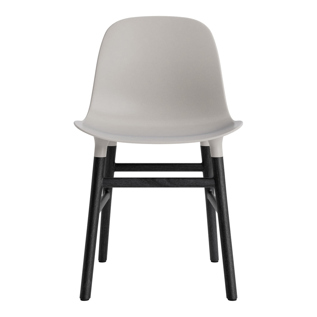 Chaise de salle à manger contemporaine en plastique moulé et chêne avec système d'assemblage intégré.
