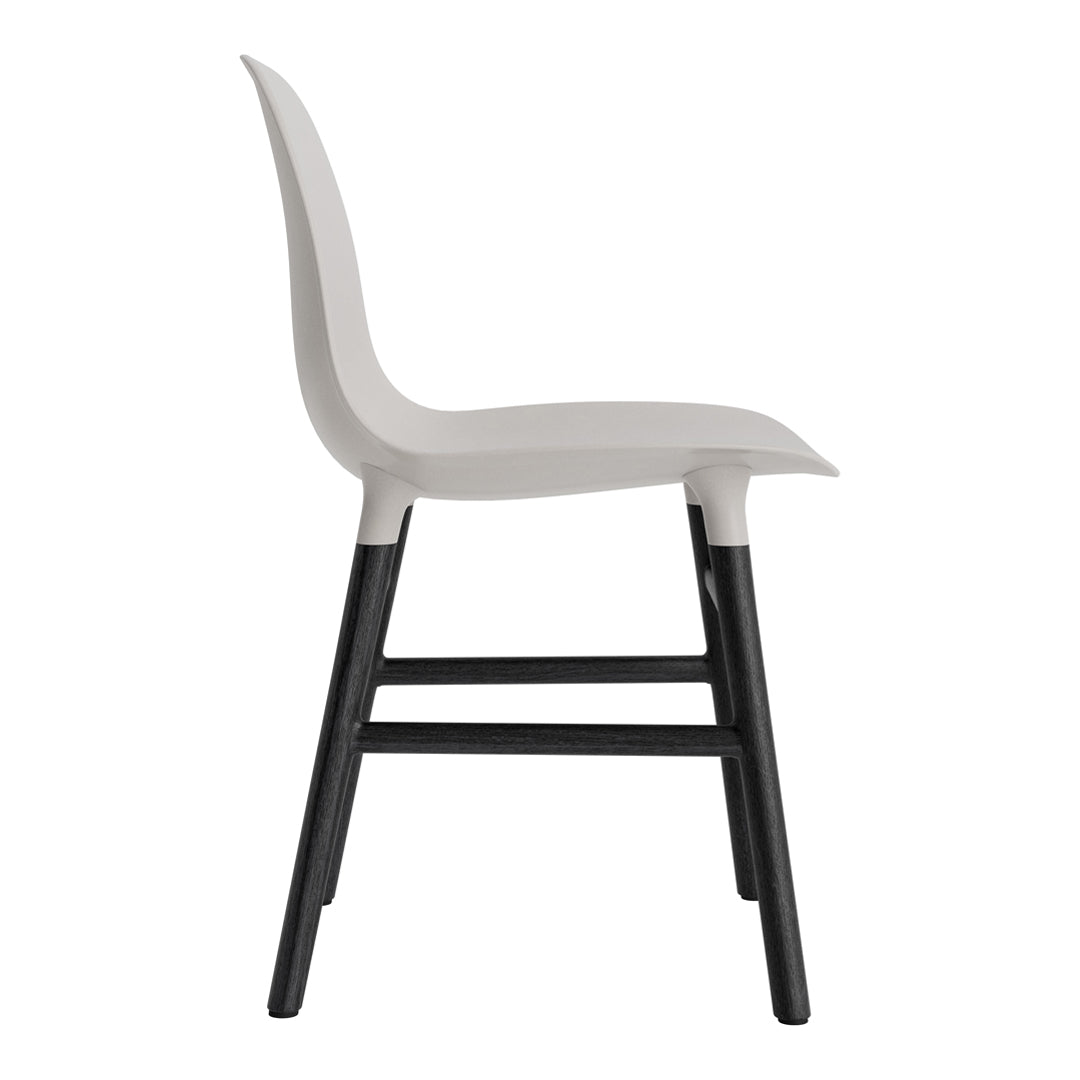 Chaise de salle à manger contemporaine en plastique moulé et chêne avec système d'assemblage intégré.
