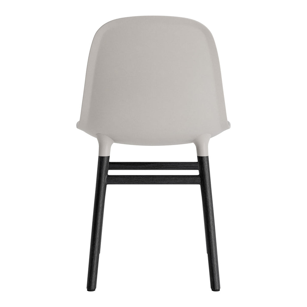 Chaise de salle à manger contemporaine en plastique moulé et chêne avec système d'assemblage intégré.