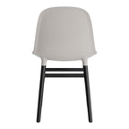 Chaise de salle à manger contemporaine en plastique moulé et chêne avec système d'assemblage intégré.