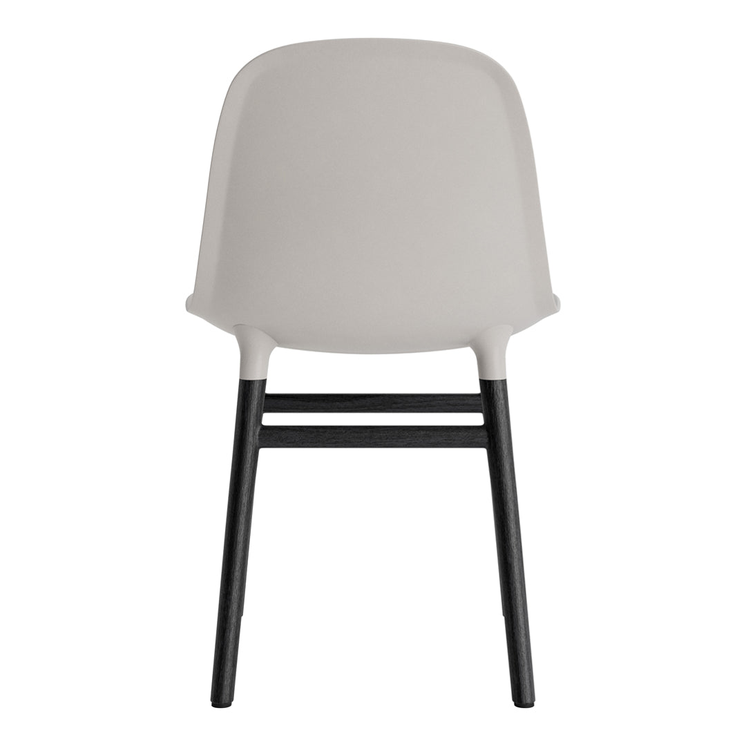Chaise de salle à manger contemporaine en plastique moulé et chêne avec système d'assemblage intégré.
