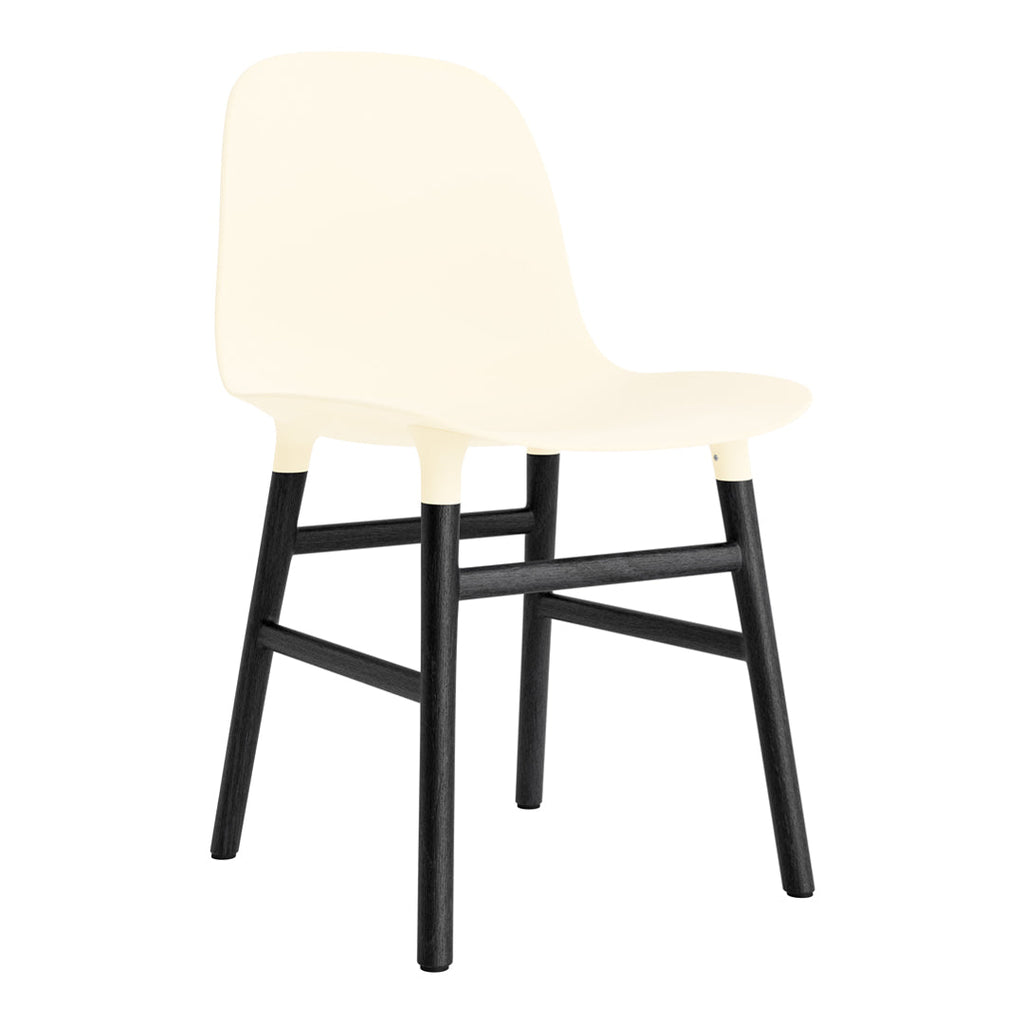 Chaise de salle à manger contemporaine en plastique moulé et chêne avec système d'assemblage intégré.
