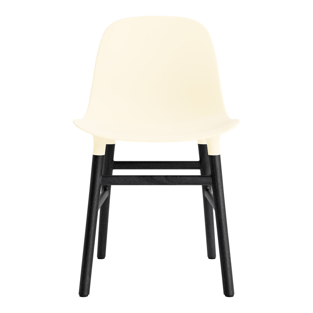 Chaise de salle à manger contemporaine en plastique moulé et chêne avec système d'assemblage intégré.