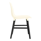 Chaise de salle à manger contemporaine en plastique moulé et chêne avec système d'assemblage intégré.