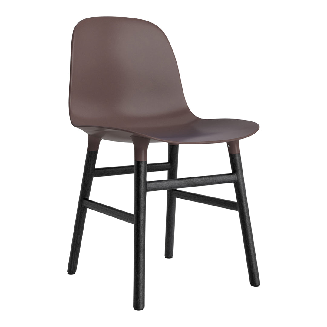 Chaise de salle à manger contemporaine en plastique moulé et chêne avec système d'assemblage intégré.