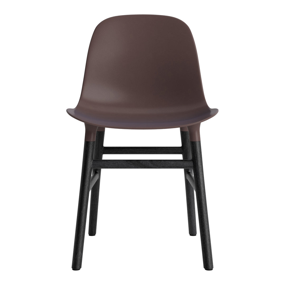 Chaise de salle à manger contemporaine en plastique moulé et chêne avec système d'assemblage intégré.
