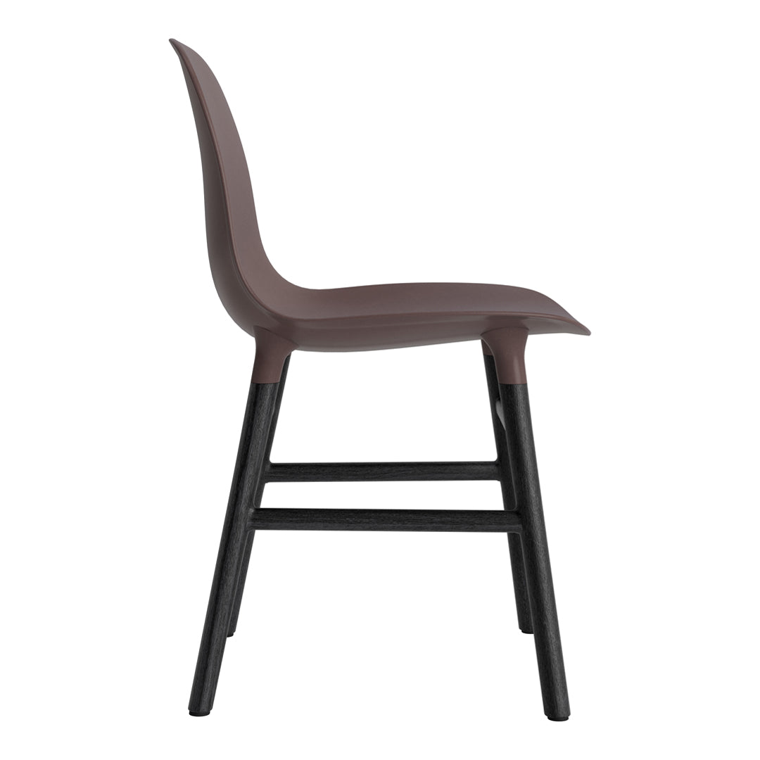 Chaise de salle à manger contemporaine en plastique moulé et chêne avec système d'assemblage intégré.